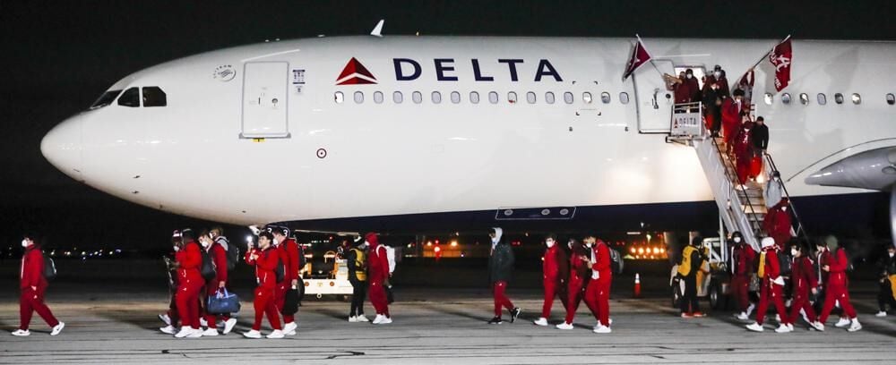 Alabama team disembarks from a plane in Indianapolis International Airport.jpeg