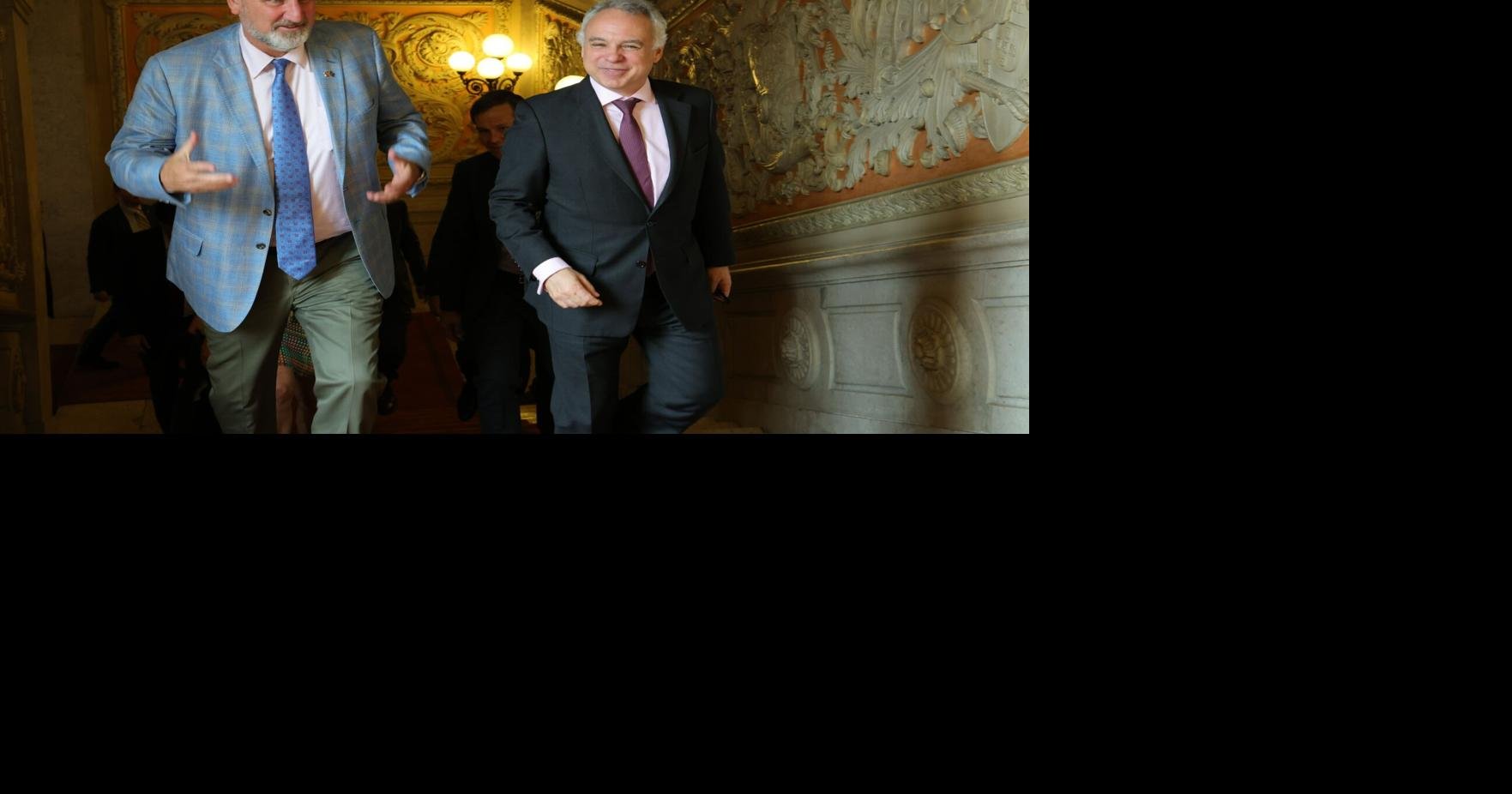 Photo of Le gouverneur de l’Indiana, Eric Holcomb, visite le Portugal pour un voyage de développement économique |  Politique