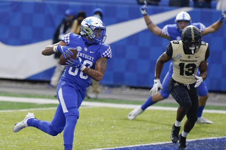 Kentucky tight end Keaton Upshaw (88) scores a touchdown