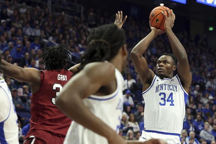 Oscar Tshiebwe shoots the ball