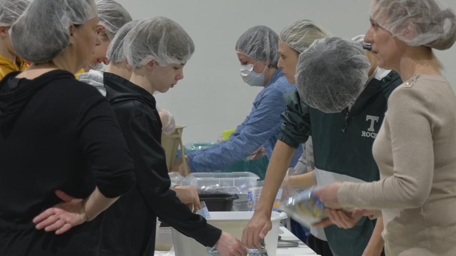 Kentucky students pack meals for Ukraine.png