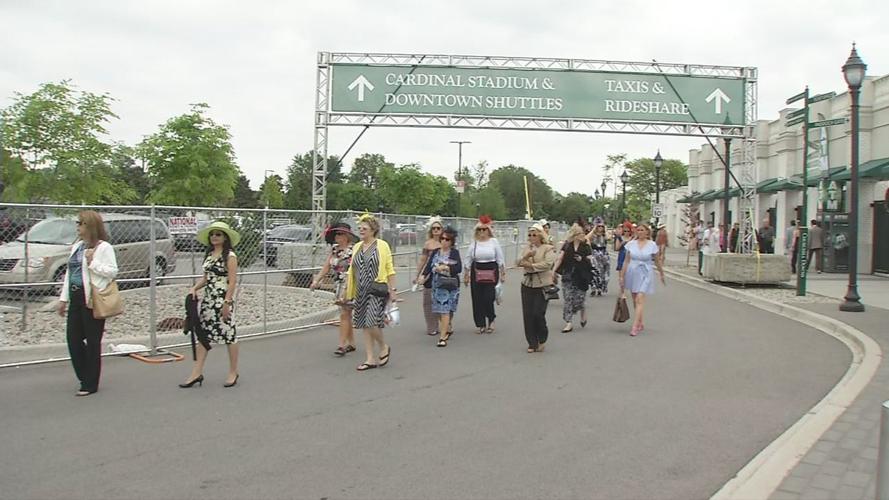 Thurby 2019 Crowds near main gate