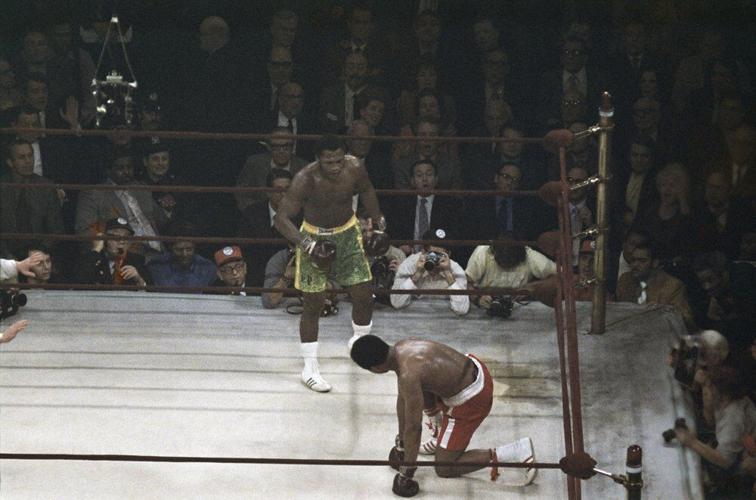 Ali-Frazier fight, Ali gets up