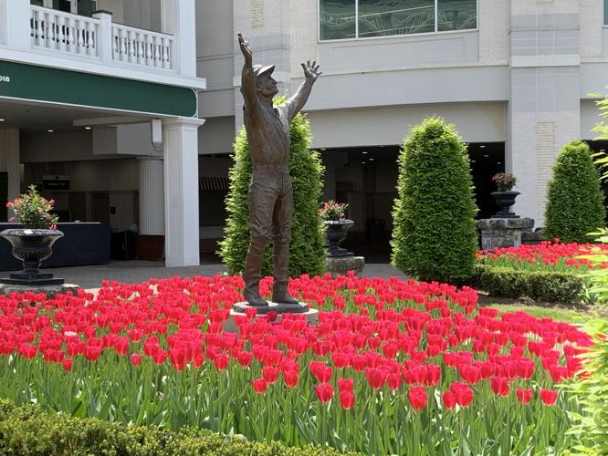 CHURCHILL DOWNS - PADDOCK - PAT DAY STATUE 4-28-2022.jpg