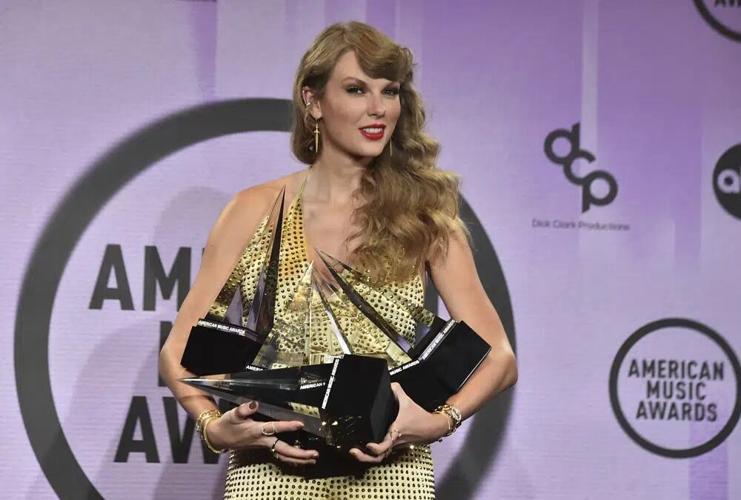 TAYLOR SWIFT - AMERICAN MUSIC AWARDS 11-20-2022.jpg