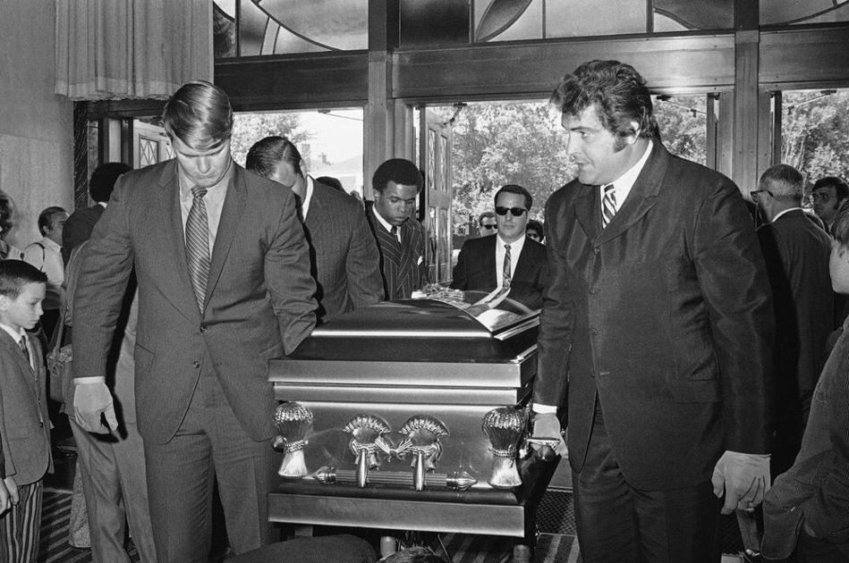 Gale Sayers carries Brian Piccolo casket in 1970 | | wdrb.com