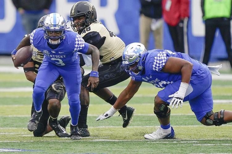 Kentucky quarterback Terry Wilson (3) runs with the ball