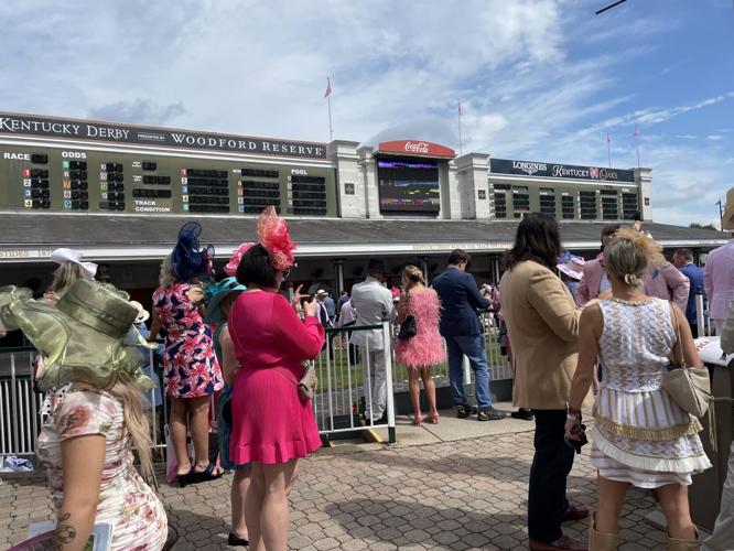 Kentucky Oaks Crowd