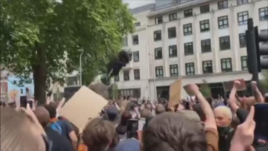 Statue being toppled.jpg