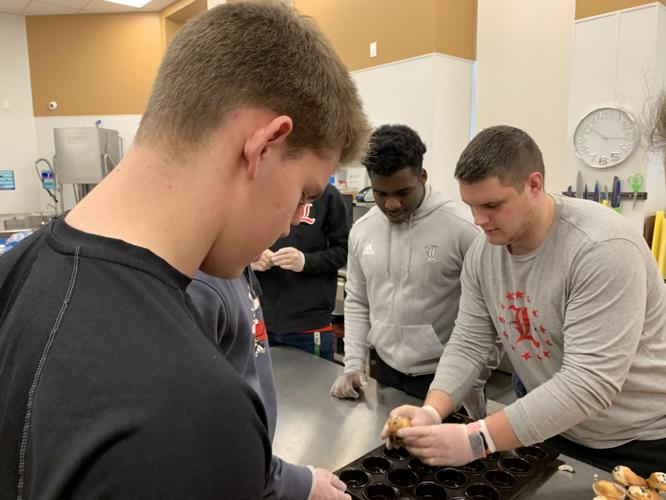 U of L athletes volunteer at Ronald McDonald House (Jan. 20, 2020)