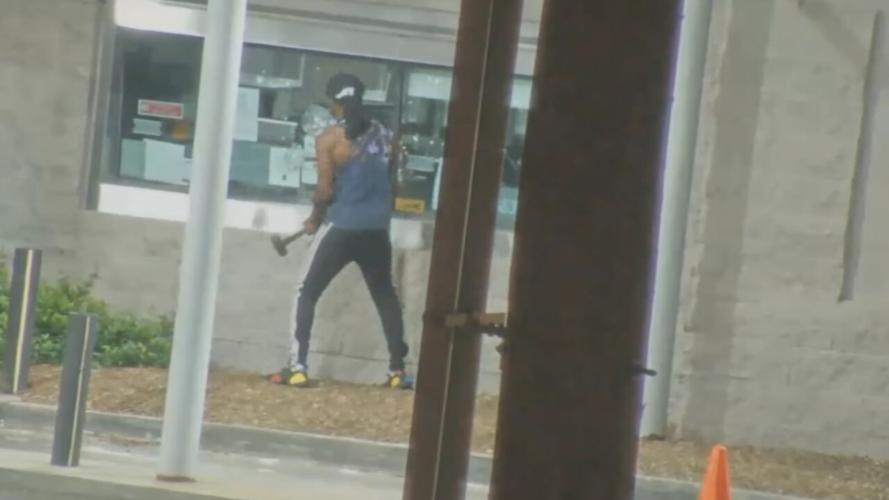Louisville looting smashing window (1).jpg