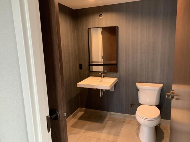 The bathroom inside a room at Hotel Distil