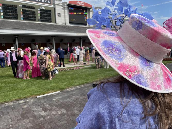 Kentucky Oaks Crowd