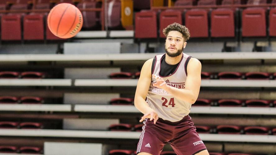 BELLARMINE_PRACTICE_7589.jpg