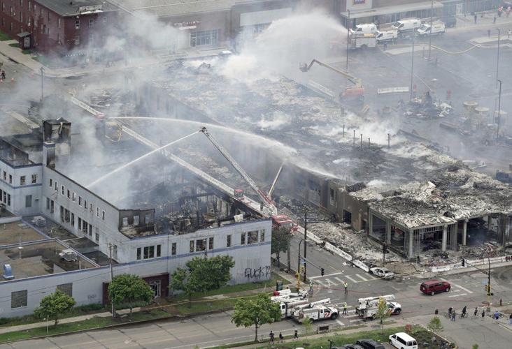 MINNEAPOLIS - PROTESTS AND LOOTING - AP 5-28-2020 8.jpeg