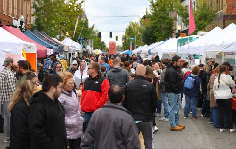 Crowd at Harvest Homecoming on final day.JPG