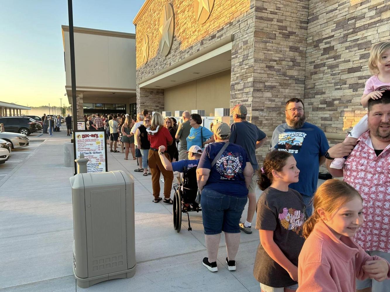 Crowds flock to grand opening of 2nd Buc-ee's location in Kentucky