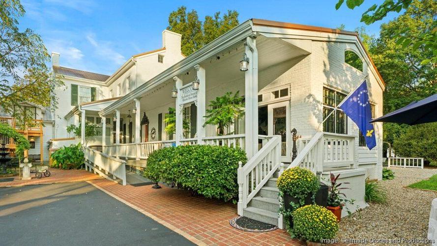 Bashford Manor Inn - Entrance with sign 2.jpg