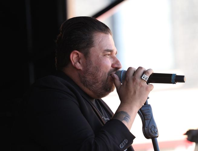 Louisville's Great Chili Cook off - man sings.JPG