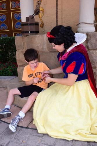 Snow White comforts child with autism (Aug. 2019)