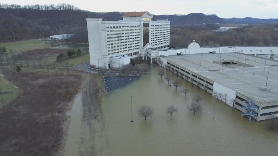 Horseshoe Southern Indiana Casino closes hotel amid threat of flooding