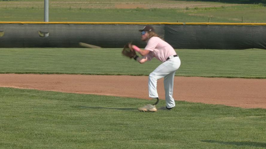Landis Sims catches fly ball in outfield