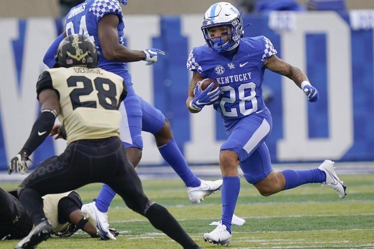 Kentucky wide receiver Rahsaan Lewis (28) runs with the ball