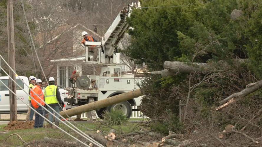 Day 5 Louisville power outages-LG&E crews working 3-8-23