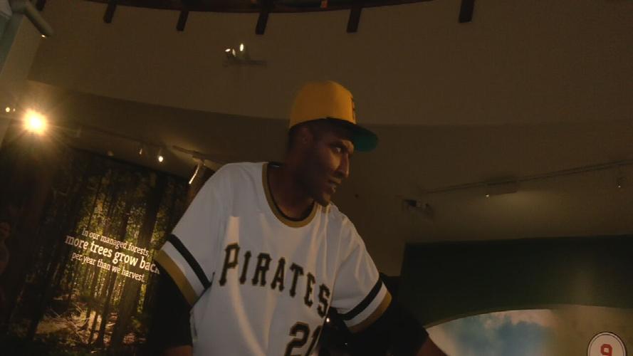 Roberto Clemente Statue at Louisville Slugger Museum