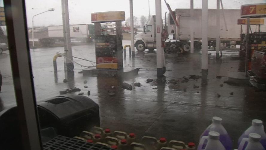 HENRYVILLE 3-2- 2012 TORNADO - WDRB CREW IN GAS STATION  (5).jpeg