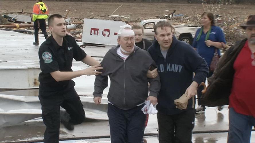 HENRYVILLE 3-2- 2012 TORNADO - WDRB CREW IN GAS STATION  (4).jpeg