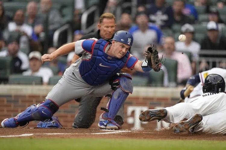 Will Smith attempts to tag out Sean Murphy