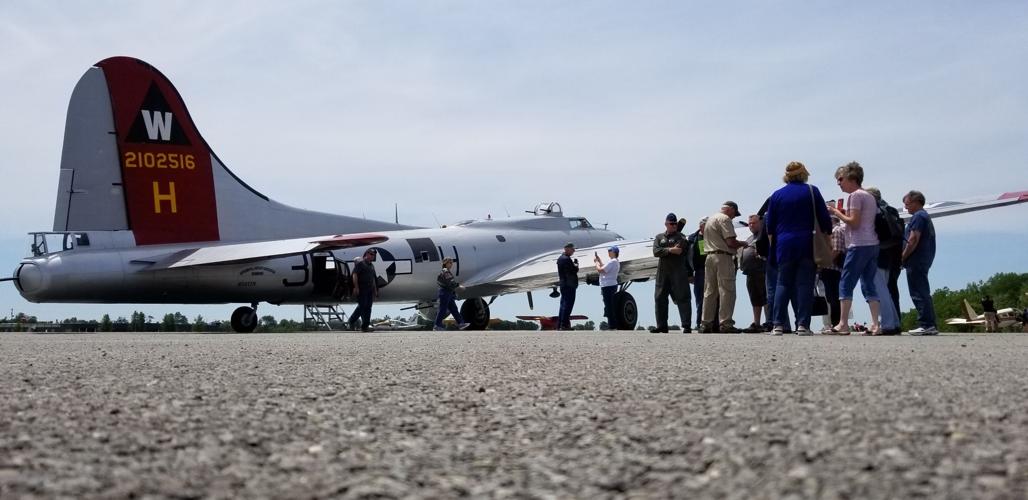 B-17 IN ELIZABETHTOWN 5 - TOM ROUND.jpg
