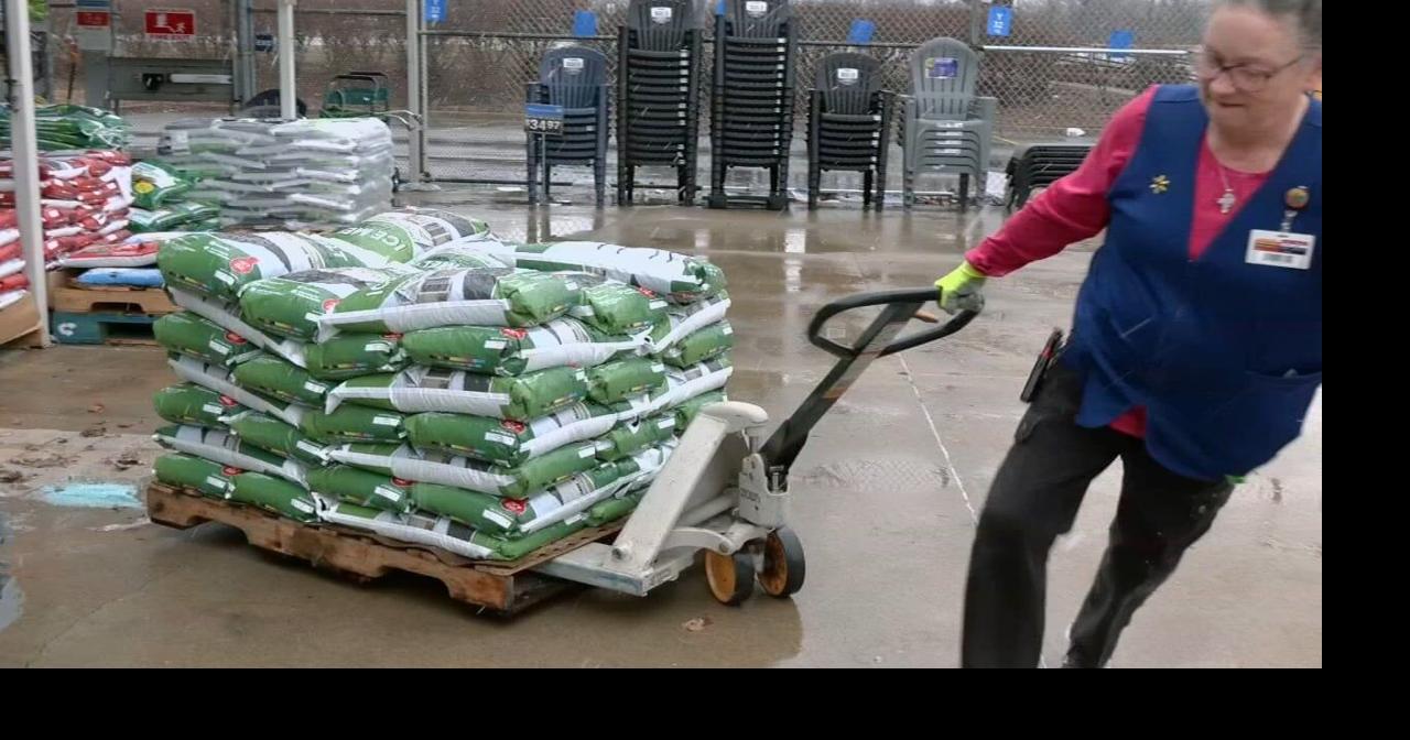 Kentuckiana shoppers stock up on salt, supplies ahead of winter storm