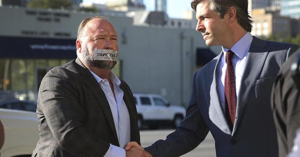 ALEX JONES ARRIVES T COURT - AP 7-26-2022.jpeg |  | wdrb.com