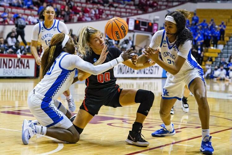 Princeton forward Ellie Mitchell, Kentucky guard Rhyne Howard and forward Nyah Leveretter fight for a loose ball.jpeg