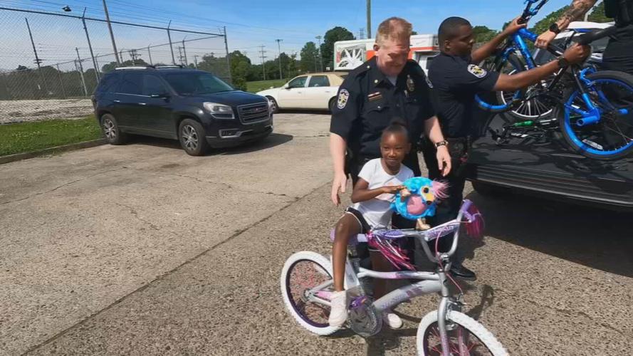 LMPD HELPS BURGLARY VICTIMS (10).jpeg