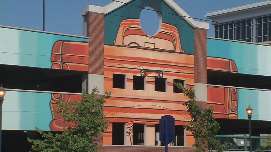 New mural on side of WesBanco building in downtown New Albany