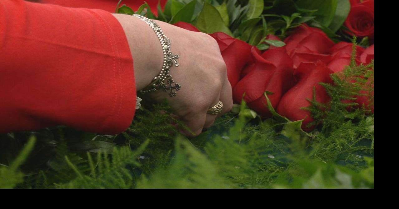 Kroger workers make final preparations for Derby winner's Garland of