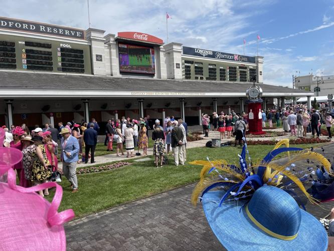 Kentucky Oaks Crowd