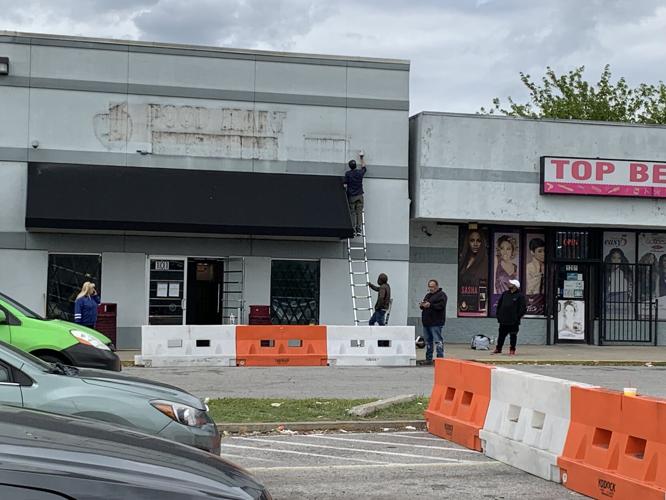 GREYHOUND BUS AT NEW LOCATION ON WEST BROADWAY  5-2-2023 (4).jpeg