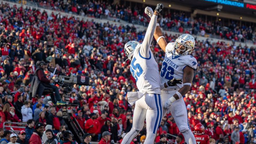 Kentucky celebrates after interception.jfif