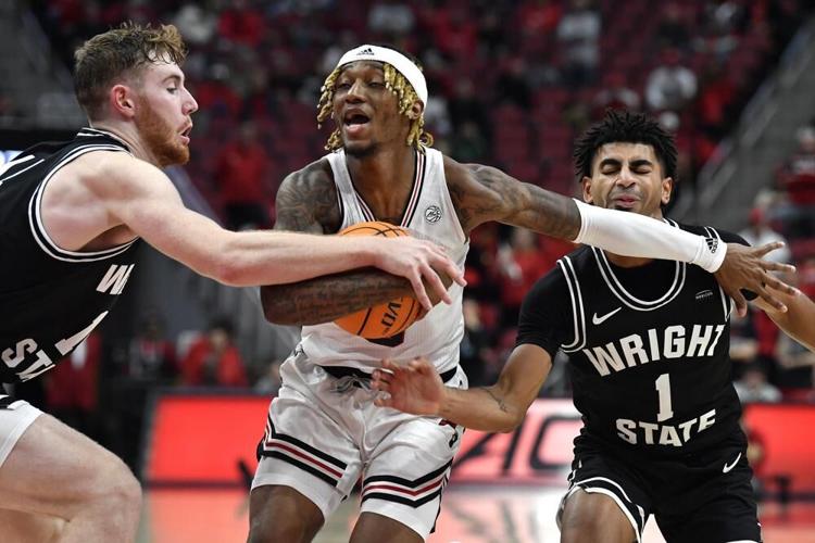 Louisville guard El Ellis attempts to get through defense.jpeg