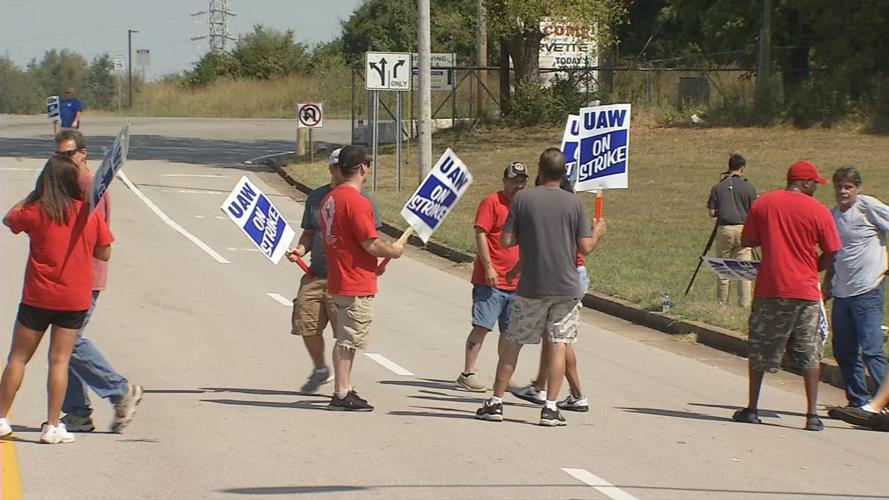 GM STRIKERS AT DEALERSHIPS 4.jpg