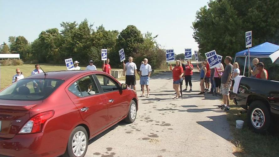 GM STRIKERS AT DEALERSHIPS 3.jpg