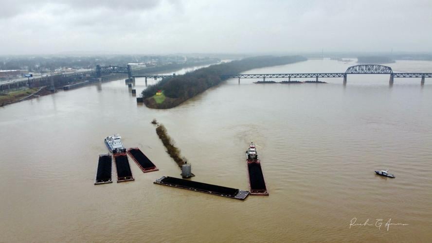 barge loose on Ohio River - 3.8.24