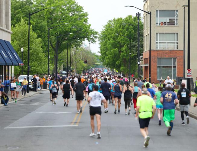 Runners turn down Third Street into Old Louisville.JPG