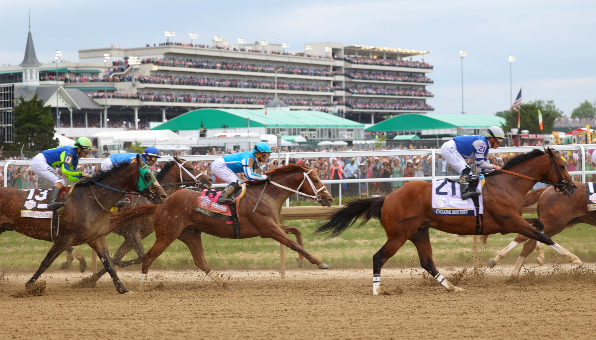 Horses run at Kentucky Derby 2023.JPG