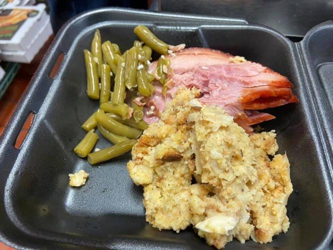 Chicago City Pizza giving out Thanksgiving meals in New Albany