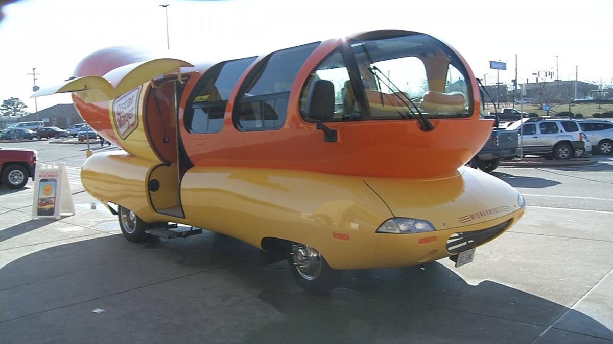 Images Oscar Mayer Wienermobile Makes Stop In New Albany News Wdrb Com